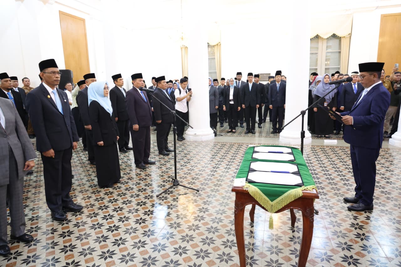 Gubernur Andra Soni Tekankan Responsivitas dan Integritas saat Lantik 23 Pejabat Pimpinan Tinggi Pratama